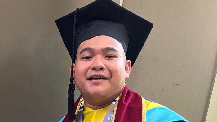 Ichbal-Kurniadi-wisudawan-terbaik-Unitomo-Surabaya.jpg