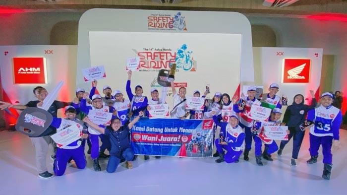 Instruktur-Safety-Riding-MPM-Honda-Jatim-memborong-juara.jpg