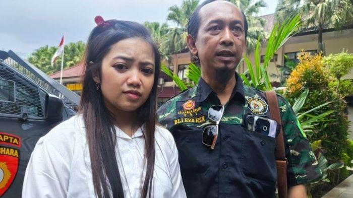 Intan-Anggraeni-didampingi-keluarga-melaporkan-pasangannya-dalam-kasus-dugaan-pemalsuan-identitas.jpg
