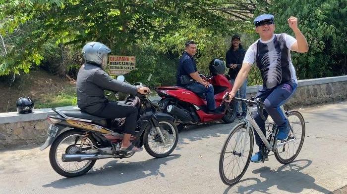 Ipong-Muchlissoni-memutuskan-untuk-berolahraga-bersepeda.jpg