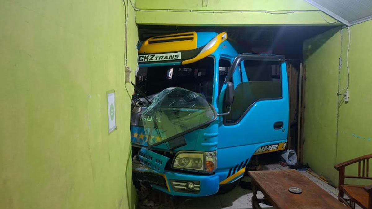 Isuzu-Elf-tersebut-hilang-kendali-hingga-menabrak-truk.jpg