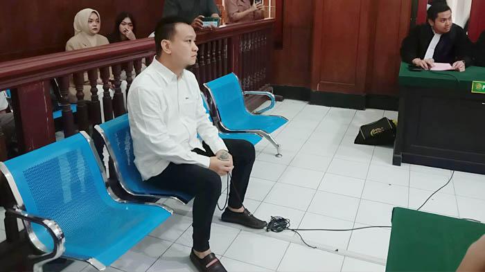 Ivan-Sugianto-disidang-kasus-perudungan-siswa-SMA-2-Gloria-Surabaya.jpg