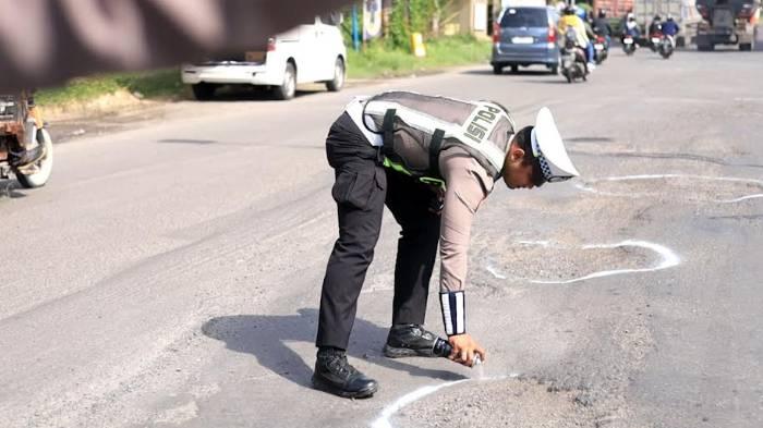 Jelang Natal dan Tahun Baru 2026, Jalan Berlubang di Pantura Gresik Diberi Tanda