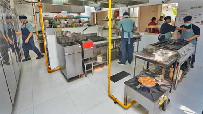 JARGAS-PGN-Suasana-salah-satu-dapur-restoran-legendaris-Bon-Ami-Surabaya-yang.jpg