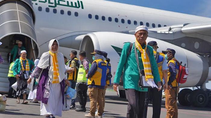JEMAAH-HAJI-PULANG-Sejumlah-jemaah-haji-Debarkasi-Surabaya-saat-tiba-di-Bandara-Juanda.jpg
