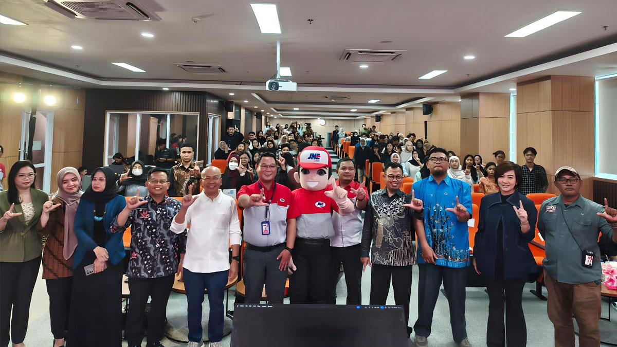 JNE Gandeng Unair Gelar Workshop Kreatif, Bahas AI hingga Storytelling