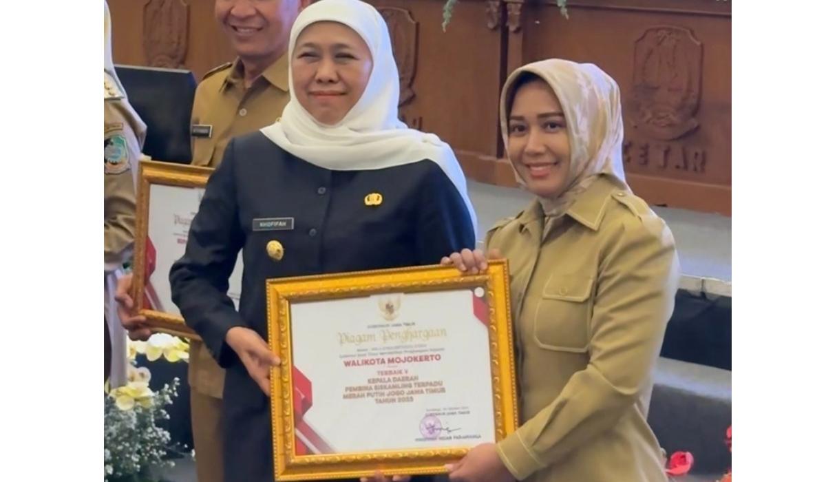 Wali Kota Mojokerto Ning Ita Raih Penghargaan Kepala Daerah Pembina Siskamling Terpadu Jatim 2025