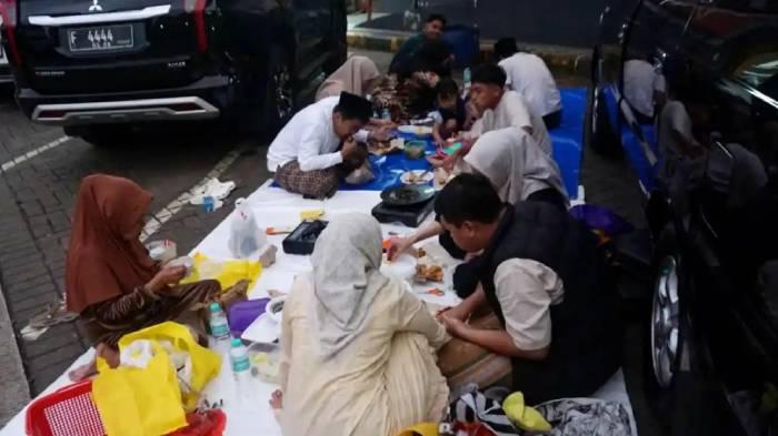 Jadwal-Buka-Puasa-Surabaya-Hari-Ini-Rabu-18-Maret-2026-Ini-Lokasi-Pembagian-Takjil-Gratis-dari-Grab.jpg