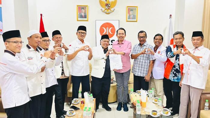 Jajaran-PKS-Jatim-saat-memberikan-surat-keputusan-partai.jpg