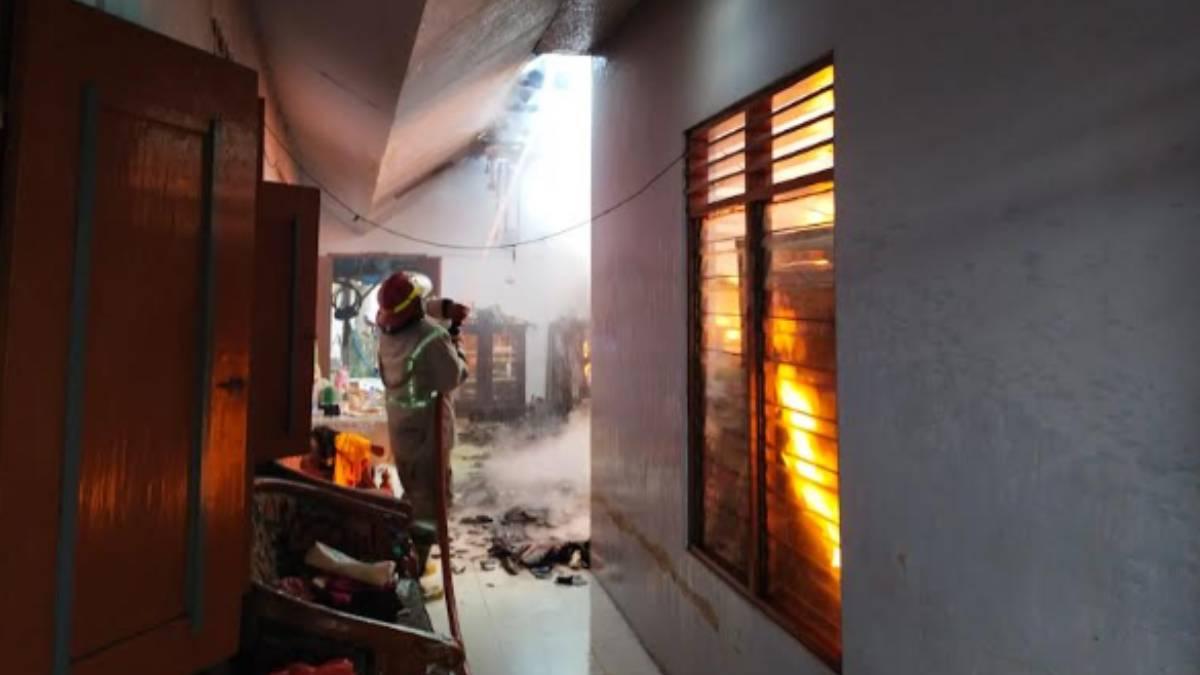Api Melalap Rumah Warga Mojoagung Jombang , Diduga Akibat Korsleting Listrik