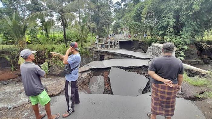 Jembatan-Tegir-di-Pasirian-Lumajang-rusak-diterjang-banjir-lahar-dingin-Gunung-Semeru.jpg