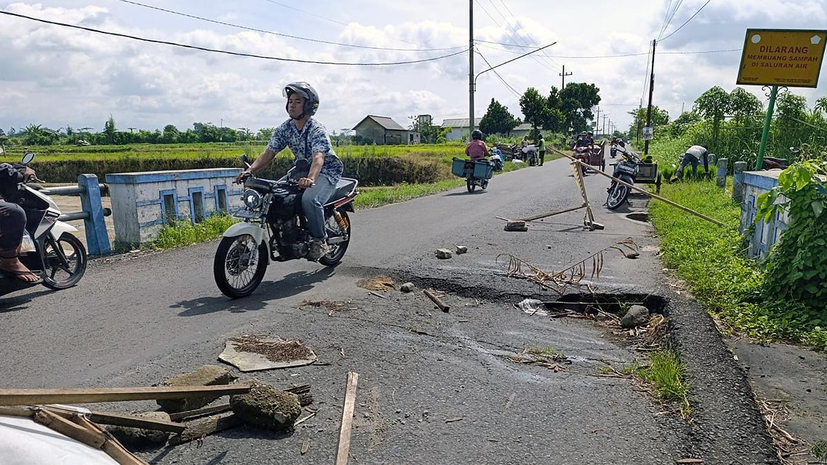 Jembatan-ambles-di-Kanigoro-Blitar-Jatim.jpg