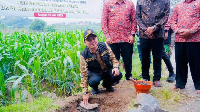 Jembatan-rusak-diterjang-banjir-memutus-akses-Desa-Gondang-ke-Desa-Kebuntunggul.jpg