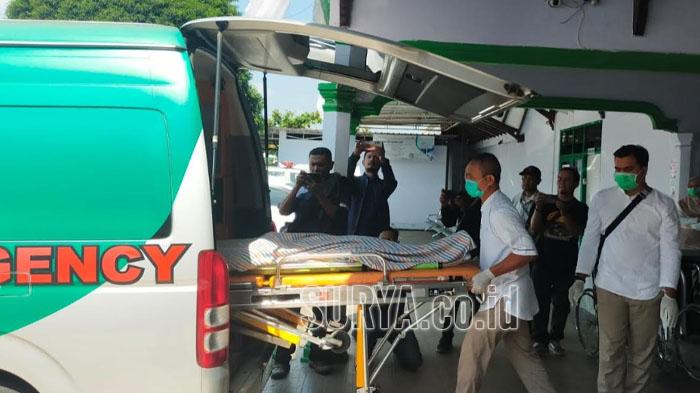 Jenazah-korban-dimasukan-ambulan-di-RSU-Al-Ittihad-Srengat.jpg
