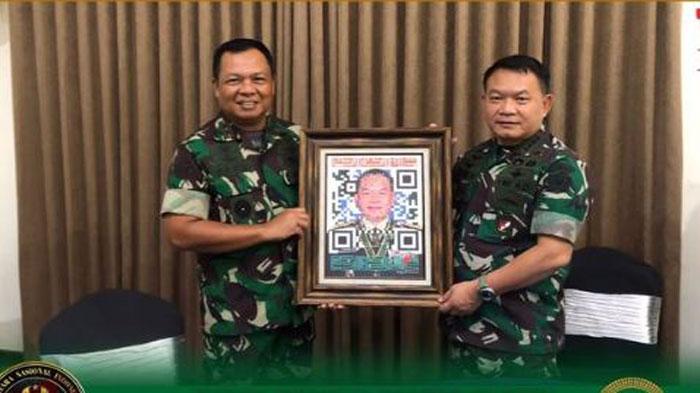 Jenderal-Dudung-Kagum-Dihadiahi-Karya-Seni-Buatan-MR-D-Seniman-Asal-Sidoarjo-Ini-Sosok-Pembuatnya.jpg