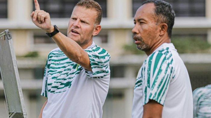 Josep-Gombau-dan-Uston-Nawawi-saat-berdiskusi-di-sela-latihan-Persebaya-Surabaya.jpg