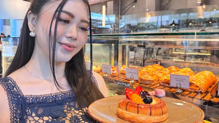 KAFE-DI-SURABAYA-Pengunjung-memesan-salah-satu-menu-pastry-di-BrownBear-B.jpg