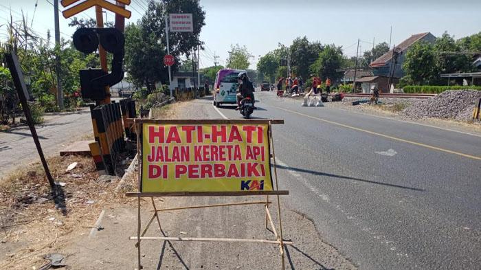 KAI Daop 7 Madiun Lakukan Perawatan Jalur Perlintasan Sebidang di Sejumlah Lokasi Ini