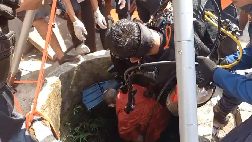 Sandal Mengapung Jadi Petunjuk, Kakek 98 Tahun Di Gresik Ditemukan Meninggal dalam Sumur - Surya.co.id