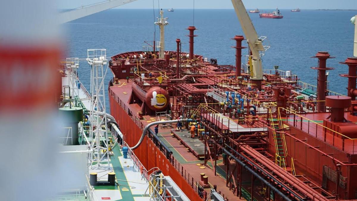 KARGO-LPG-Kegiatan-bongkar-muat-kapal-kargo-dengan.jpg