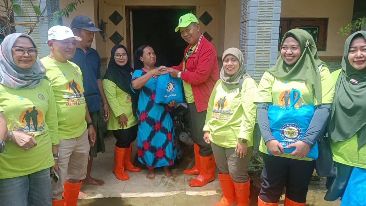 KAUJE Korda Lamongan Salurkan Bantuan Sembako untuk Korban Banjir di Desa Kepudibener