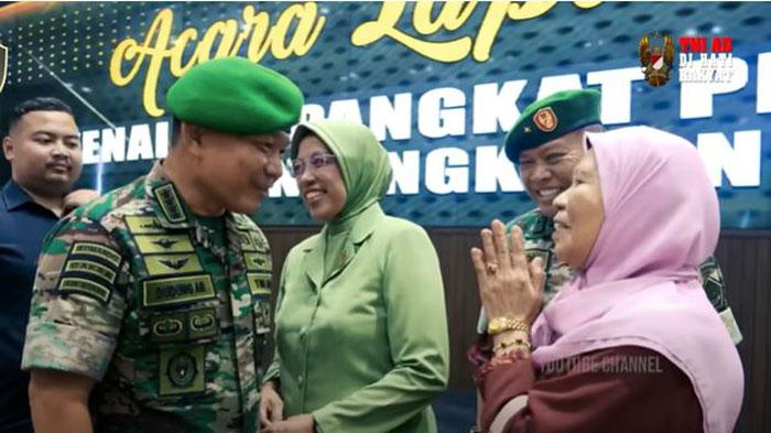 KEBAHAGIAAN-Ibu-Perwira-TNI-Saat-Putranya-Pecah-Bintang-dan-Disalami-Jenderal-Dudung-Abdurachman.jpg