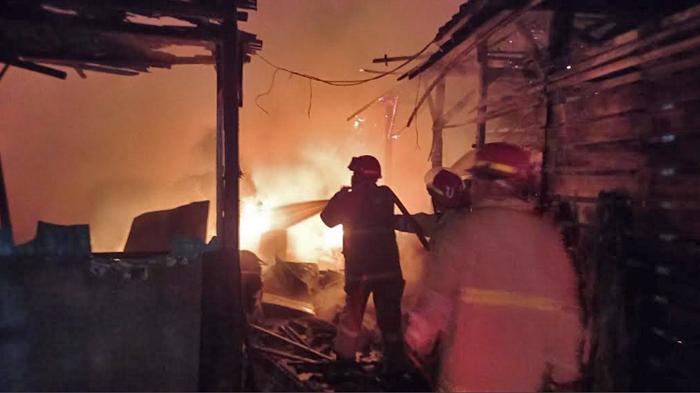 Gudang Ban Bekas dan Mebel di Ngantru Terbakar, Damkar Trenggalek Sebut Akibat Bakar Sampah