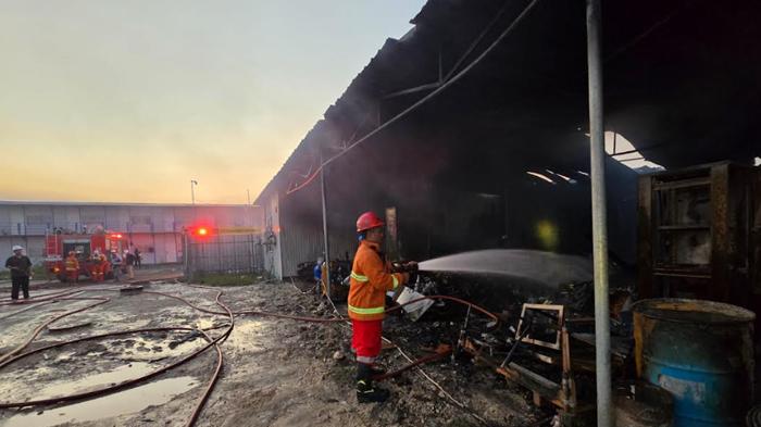 Diduga Korsleting Listrik, Gudang Material Kontraktor di KEK JIIPE Gresik Terbakar