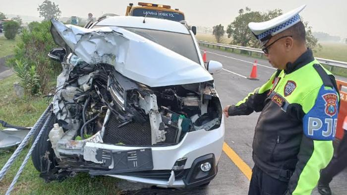 KECELAKAAN-TOL-JOMBANG-Kondisi-mobil-yang-terlibat-kecelakaan-di-rua.jpg