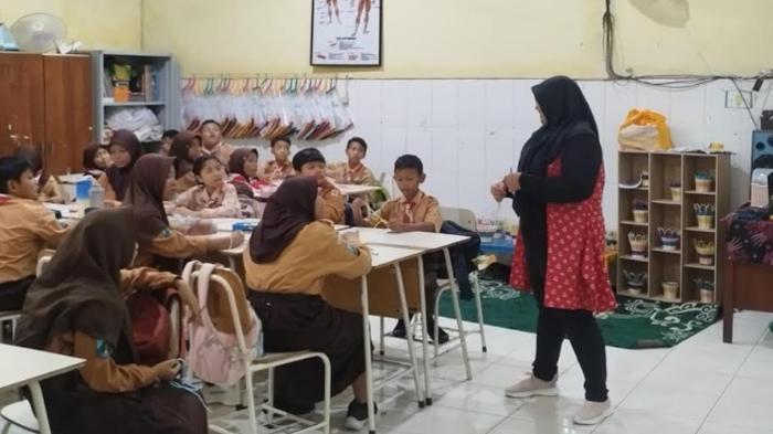 KEKURANGAN-GURU-Guru-kelas-5-saat-mengisi-jam-pelajar.jpg
