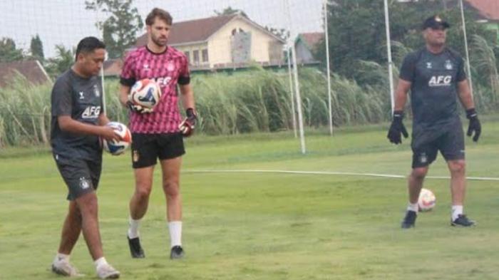 Kiper Leonardo Navacchio Kembali Berlatih Jadi Sinyal Positif Persik Kediri Jelang Lawan Borneo FC