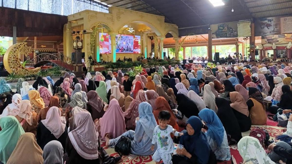 Kirab Budaya Ketupat di Kampung Coklat Blitar, Ribuan Orang Santap Ketupat Coklat Ramai-ramai