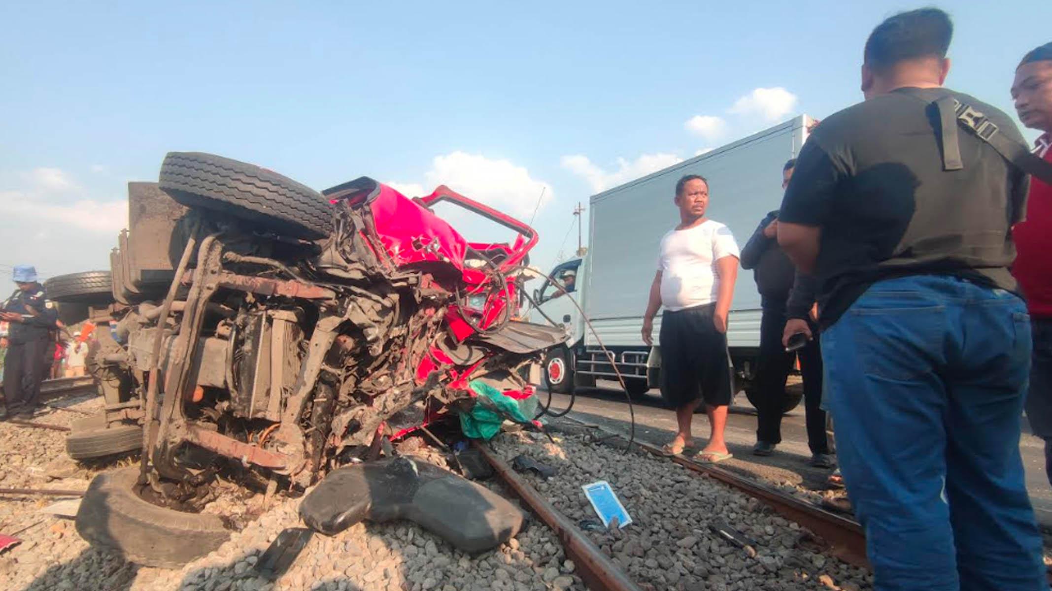 Pengakuan Penumpang KA Logawa Syok Kereta Hantam Truk Ekspedisi dan Motor di Nganjuk - Surya.co.id