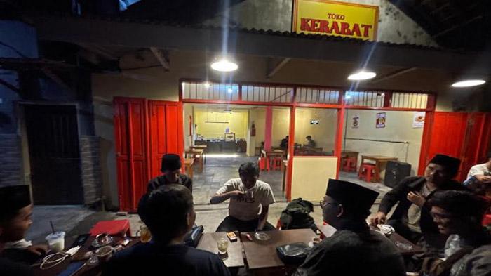 Sajikan Kopi Saring Ala 1990-an, Toko Kerabat Jombang Tawarkan Hangatnya Keakraban Masa Lalu