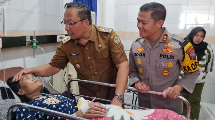 Lansia Hanyut Banjir Kali Lamong Gresik Ditemukan Selamat, Wabup Alif Jamin Pengobatan Gratis