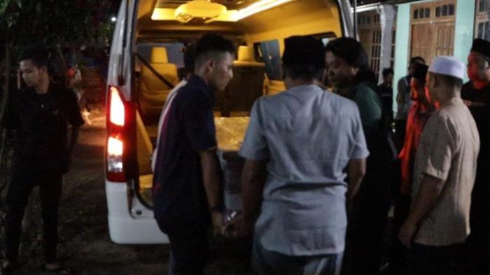 KORBAN-LONGSOR-FREEPORT-Jenazah-Wigih-Hartono-tiba-di-rumah-duka-Dusun-Karang.jpg