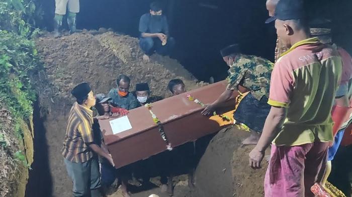 Suasana Haru Pemakaman 4 Korban Longsor Trenggalek, Dimakamkan Bersama di Satu Liang Lahat