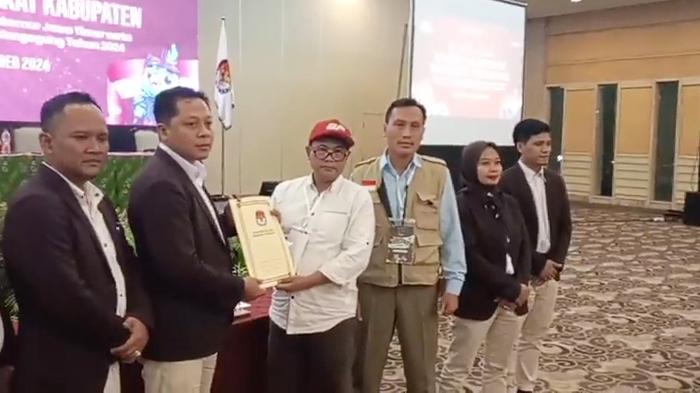 KPU-Tulungagung-menyerahkan-hasil-rekapitulasi-suara-ke-saksi-Paslon-01.jpg