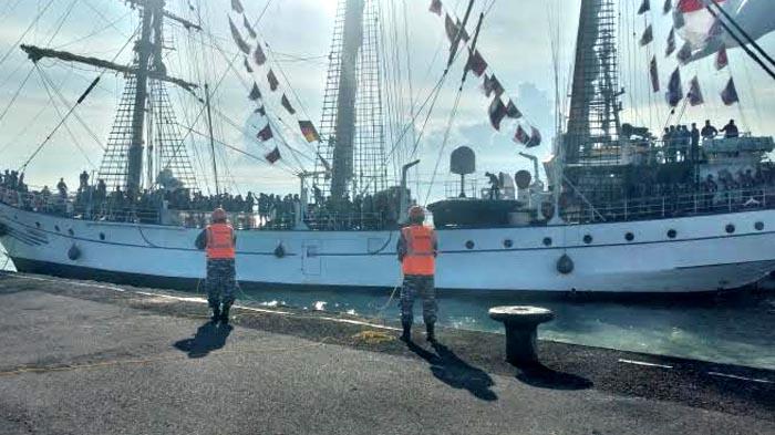 KRI-Dewaruci-membawa-147-anggota-Laskar-Rempah-Pelayaran-Muhibah-Budaya-Jalur-Rempah-2022.jpg