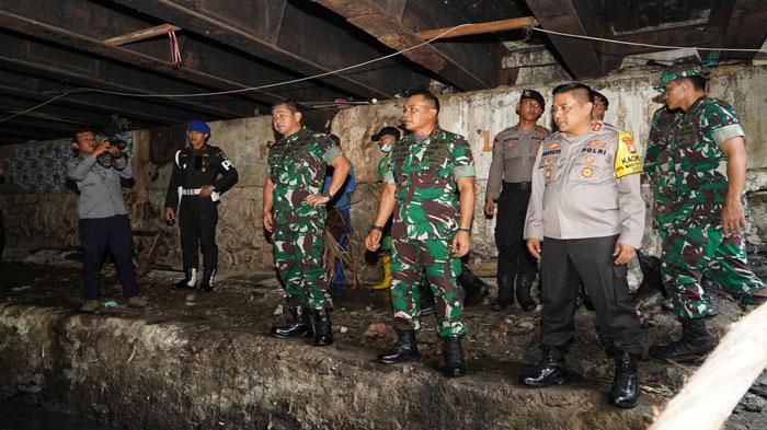 KSAD Jenderal Maruli Simanjuntak Pimpin 700 Personel Bersihkan Sungai Krukut, Ikut Blusukan Langsung