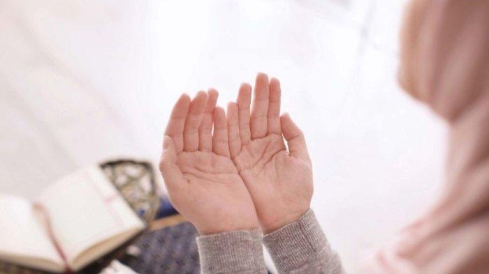 KUMPULAN-7-Doa-Pendek-untuk-Amalan-Harian-Berguna-Tenangkan-Hati-hingga-Datangkan-Rezeki.jpg