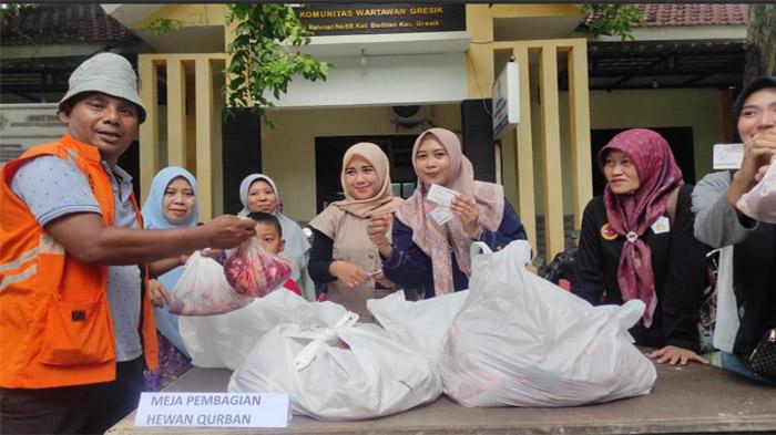 Syukuri Idul Adha, Komunitas Wartawan Gresik Ikut Bagikan Daging Untuk Warga dan Kaum Duafa