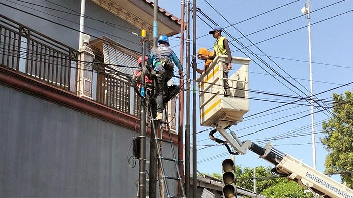 Kabel Fiber Optik Liar Dibongkar Satpol PP Jombang Karena Dianggap Berbahaya
