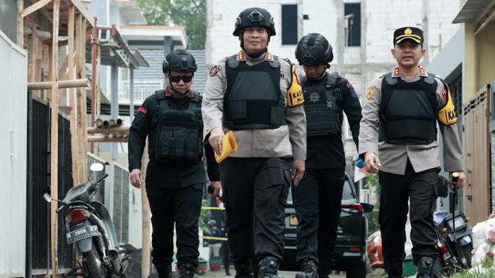 Kabid-Humas-Polda-Jatim-Kombes-Pol-Dirmanto-saat-membantu-pasukan.jpg