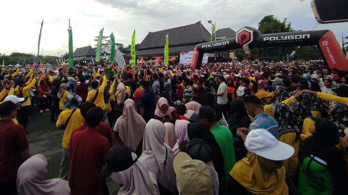 Kabupaten-Blitar-Sabtu-22112025-Jalan-sehat-itu-diperkirakan-diikuti-20000-orang.jpg