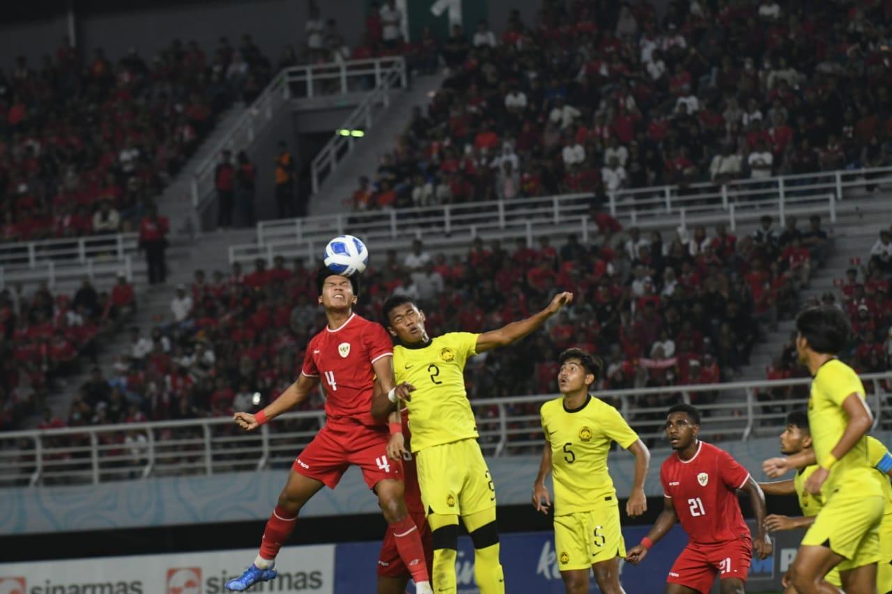 surabaya/Kadek-Arel-berebut-bola-di-udara-di-laga-Timnas-U19-Indonesia.jpg