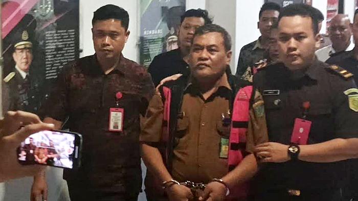 Kades-Entalsewu-digelandang-petugas-Kejari-Sidoarjo-Jatim.jpg
