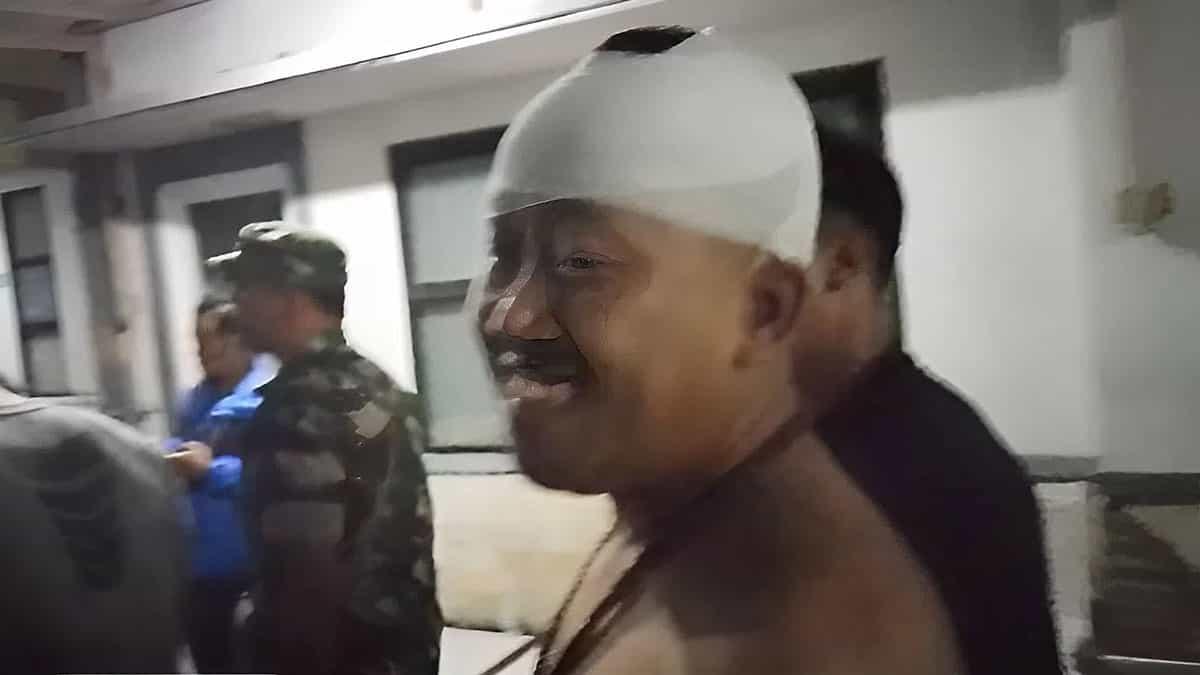 Kades-Pakel-saat-keluar-dari-RSUD-dr-Haryoto-Lumajang-Jatim.jpg
