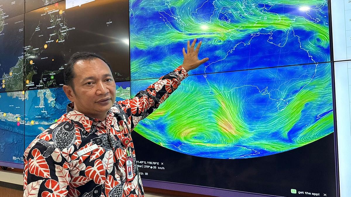 Kalaksa-BPBD-Jatim-Gatot-Soebroto-menjelaskan-pergerakan-angin.jpg