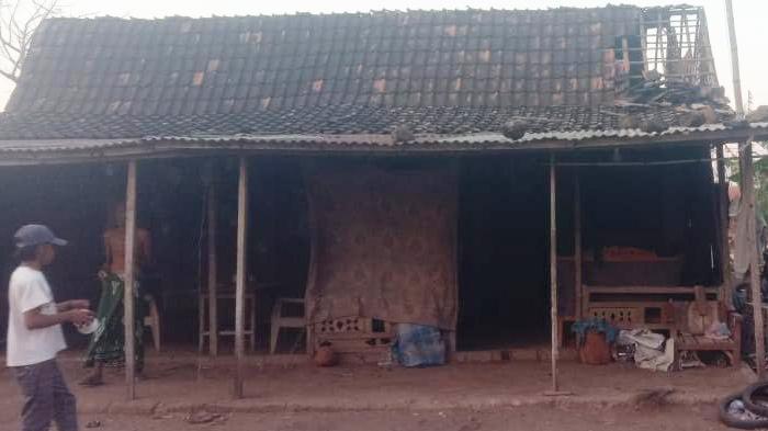 BREAKING NEWS Diterjang Puting Beliung, 14 Rumah di Arjasa Kabupaten Situbondo Rusak